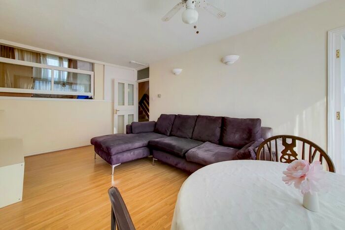 2 Bedroom Flat To Rent In Vauxhall Bridge Road, London, SW1V