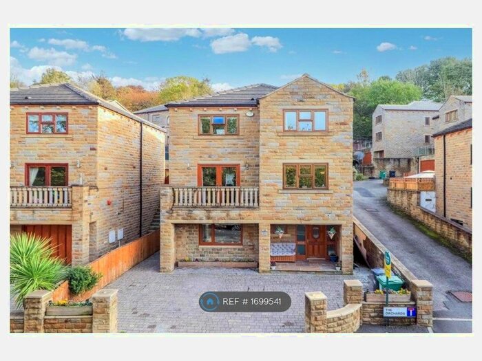 6 Bedroom Detached House To Rent In Middle Road, Earlsheaton, Dewsbury, WF12