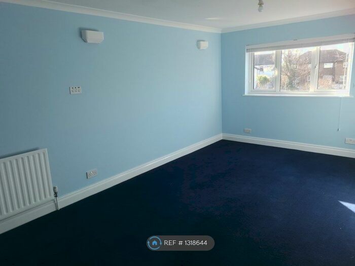 3 Bedroom Flat To Rent In Elmers End Road, London, SE20