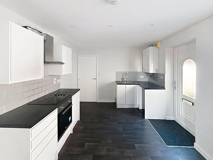 2 Bedroom Flat To Rent In Flat Hill Street, Stoke On Trent, ST4