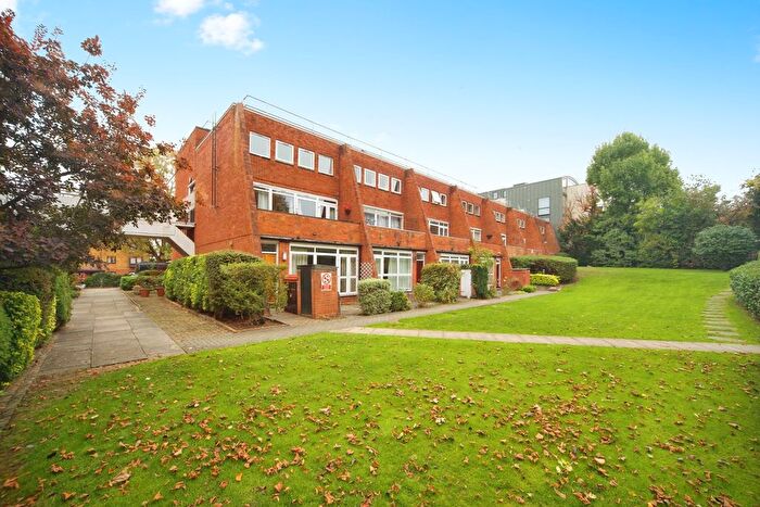 2 Bedroom Flat For Sale In Woodside Park Road, London, N12