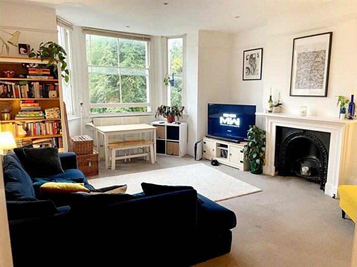 2 Bedroom Flat To Rent In Uxbridge Road Kingston Surrey, KT1