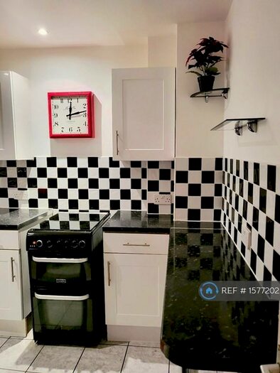 2 Bedroom Flat To Rent In Peckham Park Road, London, SE15