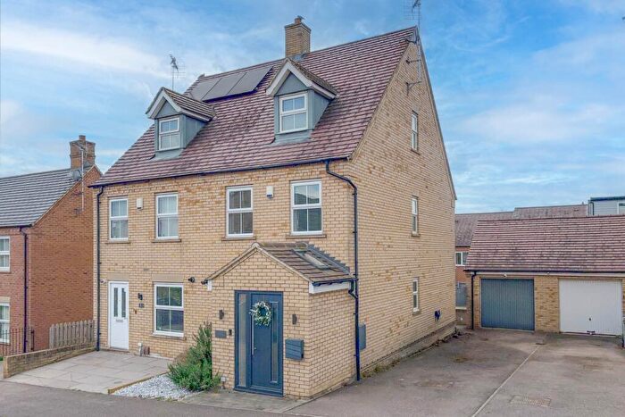 3 Bedroom Semi-Detached House For Sale In Osprey Drive, Leighton Buzzard, LU7