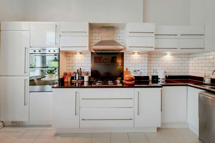 2 Bedroom Flat To Rent In Gauden Road, Clapham Old Town, London, SW4