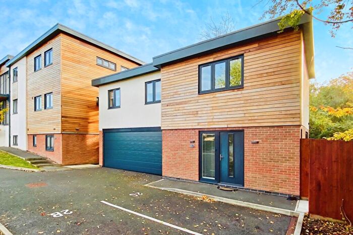 2 Bedroom Flat For Sale In Barry Close, Kirby Muxloe, LE9