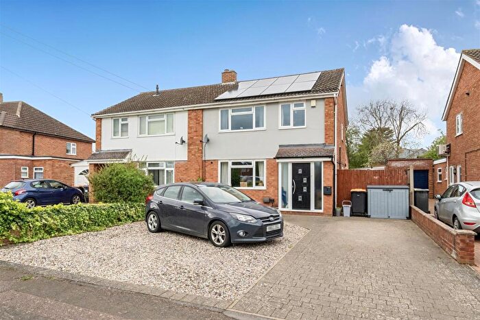 3 Bedroom Semi Detached House For Sale In Poplar Avenue, Bedford, MK41