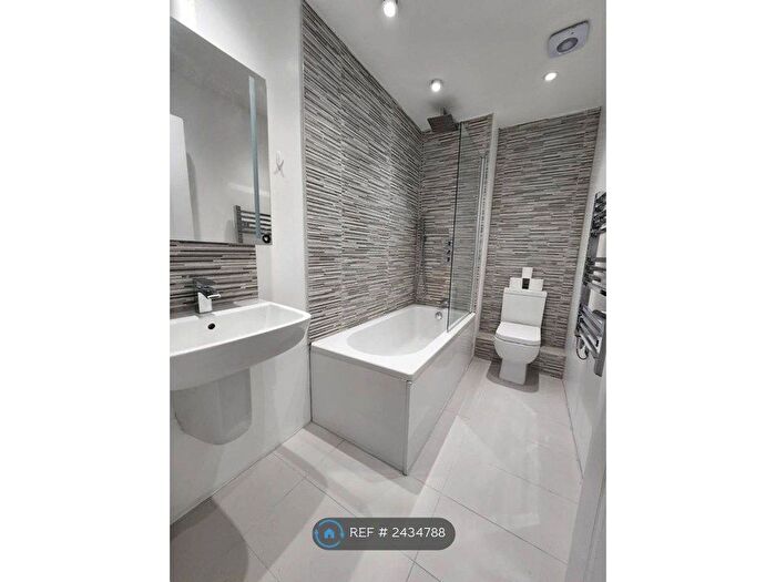 2 Bedroom Flat To Rent In Rossetti Road, London, SE16