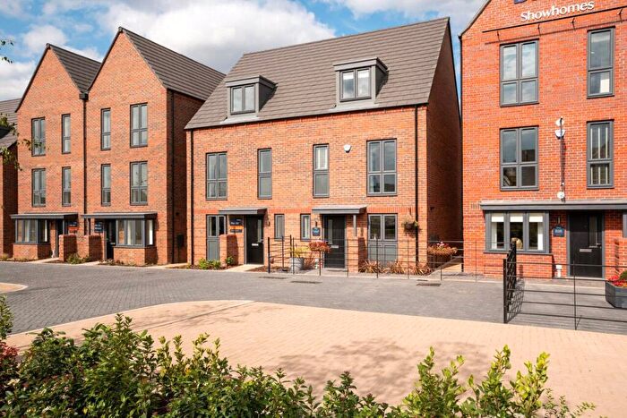 4 Bedroom Semi Detached House For Sale In Waterslade Way, Houghton Regis, Dunstable, Bedfordshire, LU5