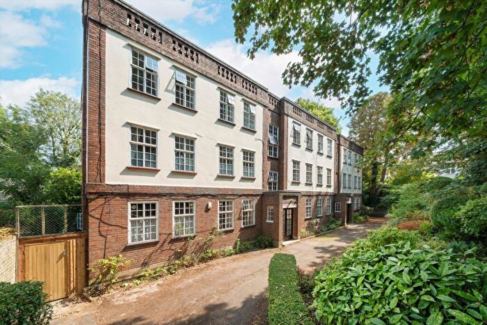 3 Bedroom Flat For Sale In Connaught Gardens, London, N10