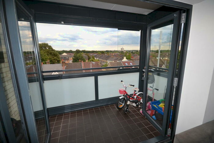 2 Bedroom Flat To Rent In Chingford Mount Road, London, E4