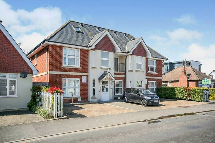 2 Bedroom Flat To Rent In Wynn Road, Whitstable, Kent, CT5