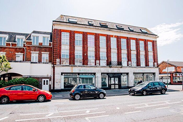 2 Bedroom Flat For Sale In Holdenhurst Road, Bournemouth, BH8