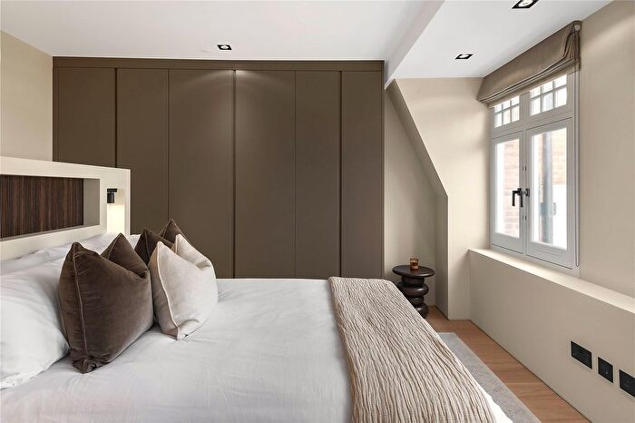 1 Bedroom Flat For Sale In Egerton Gardens, London, SW3