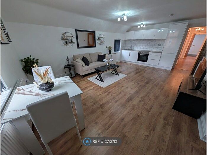 2 Bedroom Flat To Rent In West Didsbury, Manchester, M20