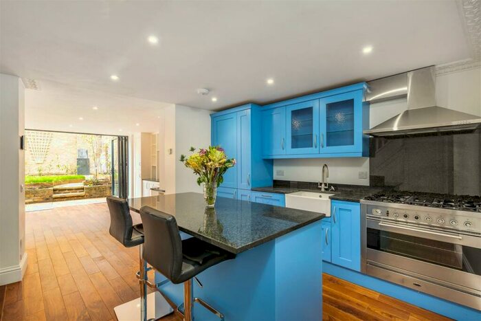 3 Bedroom Flat To Rent In Mortlake High Street, SW14