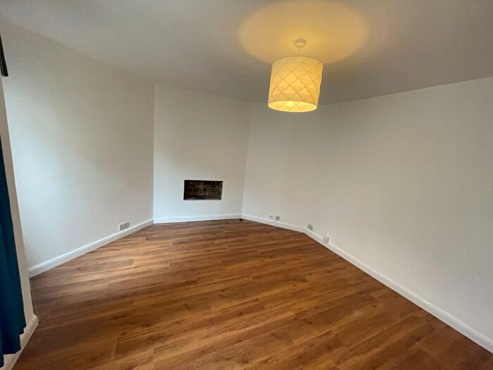2 Bedroom Flat To Rent In Station Approach, Staines, TW18