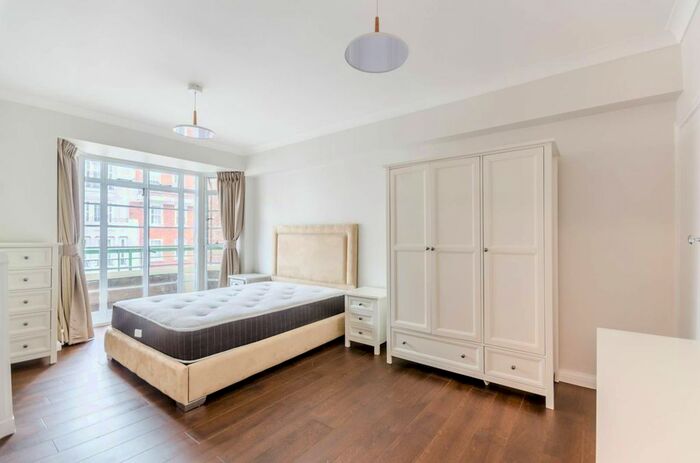 3 Bedroom Flat To Rent In Gloucester Place, Marylebone, London, NW1