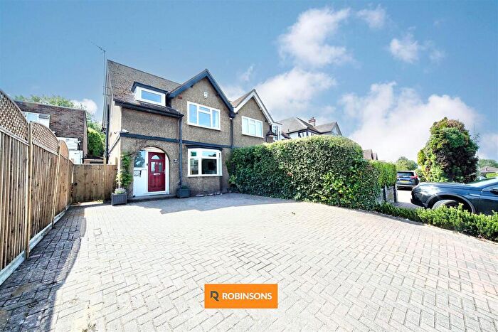 3 Bedroom Semi-Detached House For Sale In Tring Road, Dunstable, LU6