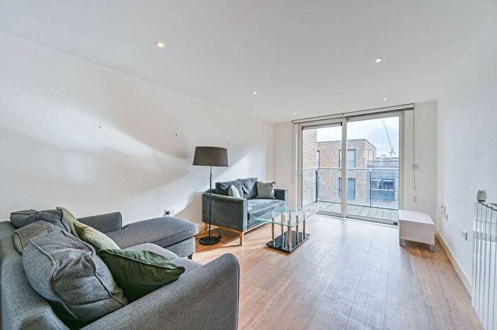 2 Bedroom Flat To Rent In Whiting Way, Rotherhithe, London, SE16