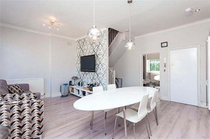 3 Bedroom Apartment To Rent In Milner Square, Angel, N1