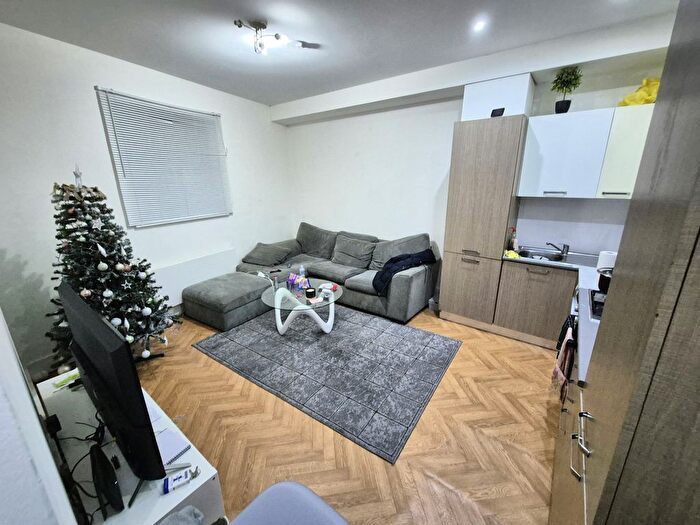 2 Bedroom Flat To Rent In Station Road, London, N3