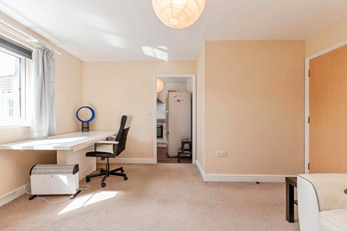 2 Bedroom Flat For Sale In Sherriff Close, Esher, Surrey, KT10