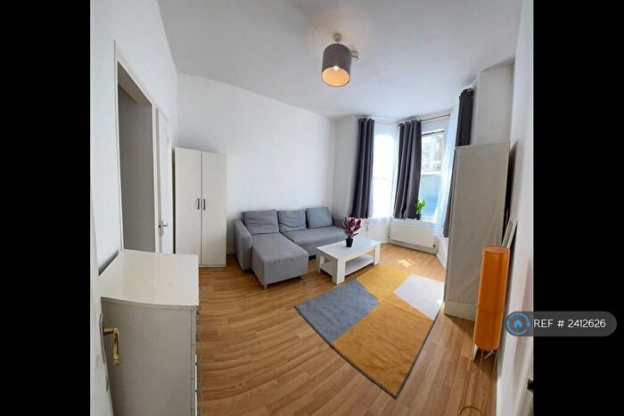 Studio To Rent In Hertlset Road, London, N7