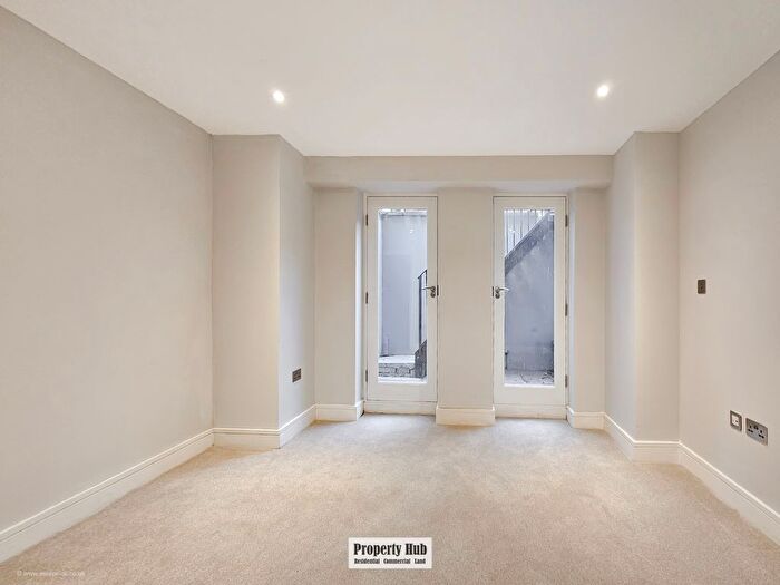 2 Bedroom Flat For Sale In Castlebar Road, London, W5