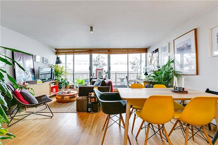 2 Bedroom Flat To Rent In Gateway House, London, SW12