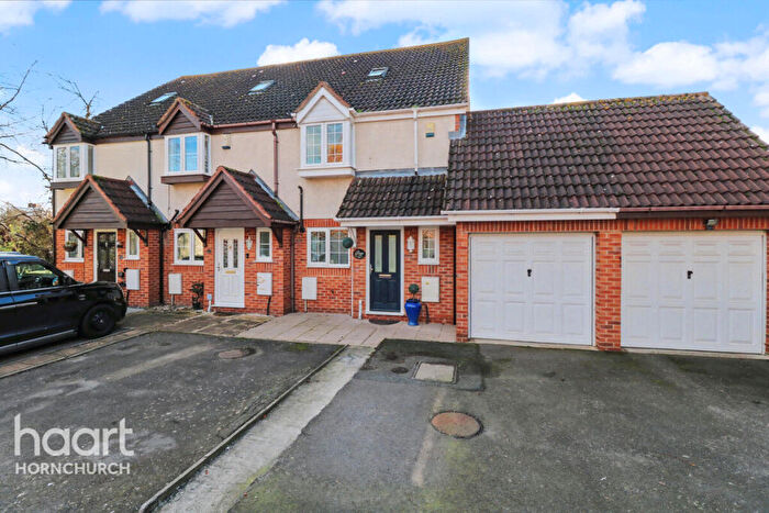 3 Bedroom End Of Terrace House For Sale In Henderson Close, Hornchurch, RM11