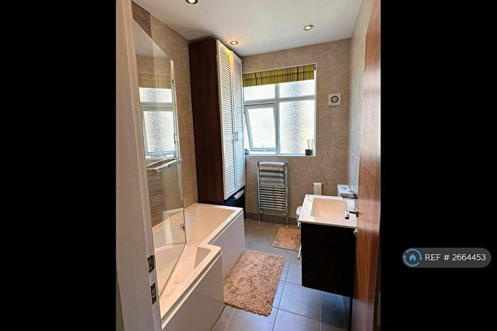 2 Bedroom Flat To Rent In Old Broadway, Didsbury, M20