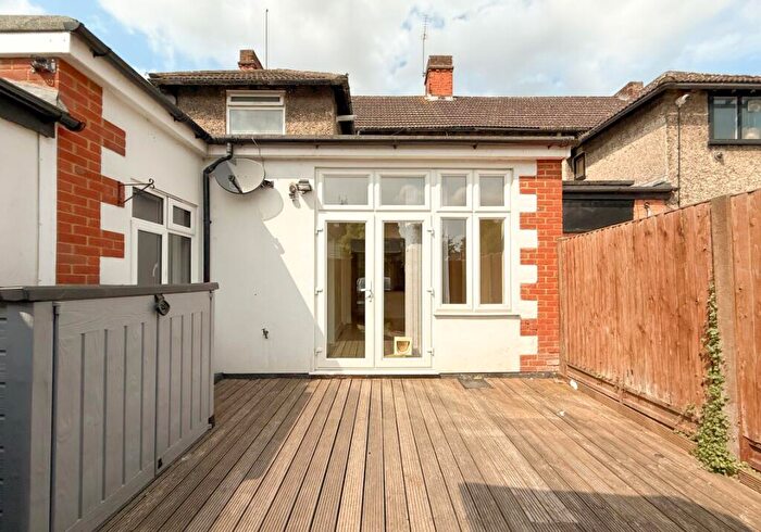 3 Bedroom Flat For Sale In C The Broadway, Mill Hill, London, NW7