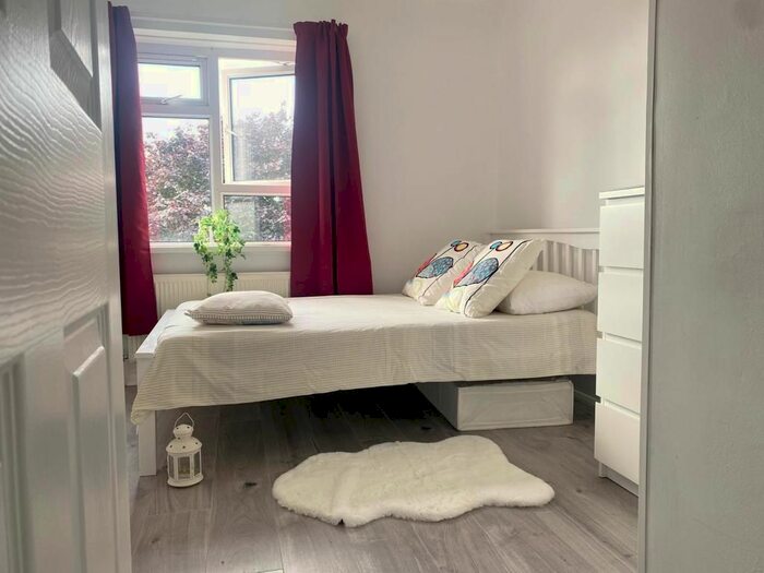 4 Bedroom Flat To Rent In Halesowen House, Meriden Road, PO5