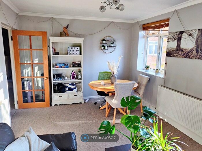 3 Bedroom Flat To Rent In Abbot Court, London, SW8