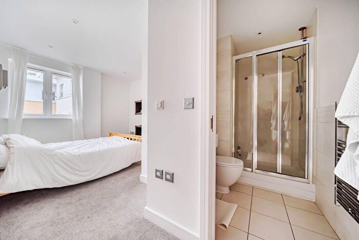 2 Bedroom Flat To Rent In Walnut Tree Close, Guildford, GU1