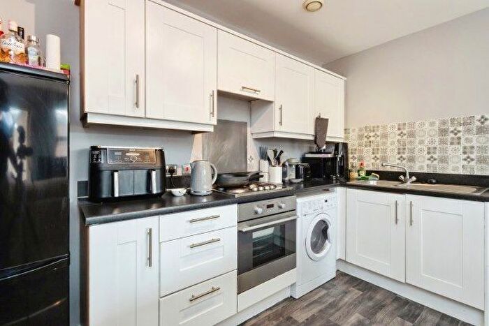 2 Bedroom Flat To Rent In Binding Close, Nottingham, NG5