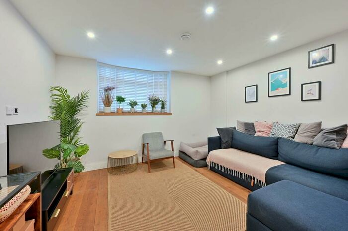 2 Bedroom Flat To Rent In Railway Side, Barnes, London, SW13