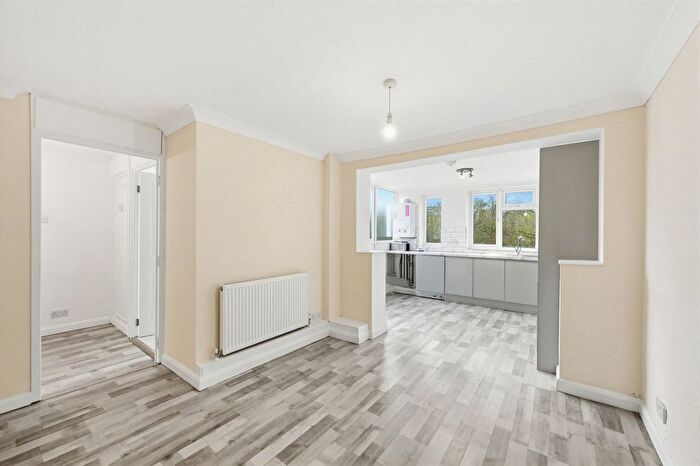 2 Bedroom Flat To Rent In Holroyd Road, Claygate, Esher, Surrey, KT10