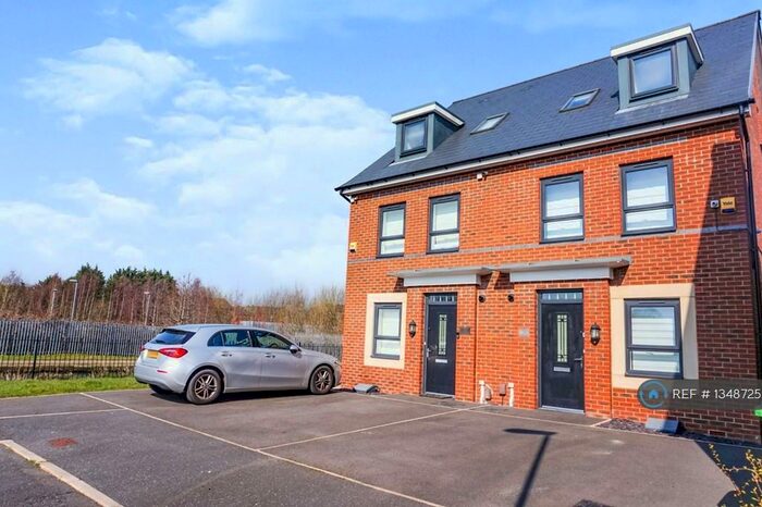 4 Bedroom Semi-Detached House To Rent In Charlton Street, Rochdale, OL11