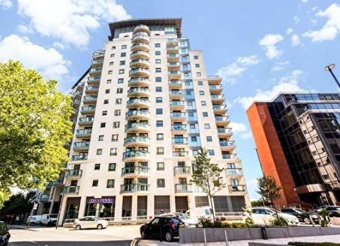 2 Bedroom Flat To Rent In City Tower, Limeharbour, Crossharbour, South Quay, Canary Wharf, London, E14