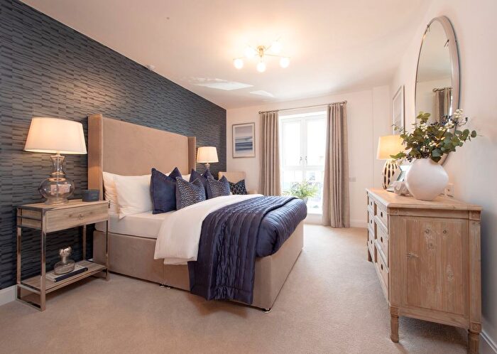 2 Bedroom Flat To Rent In Queens Road, Weybridge, KT13