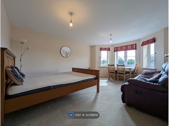 2 Bedroom Flat To Rent In Martingale Chase, Newbury, RG14