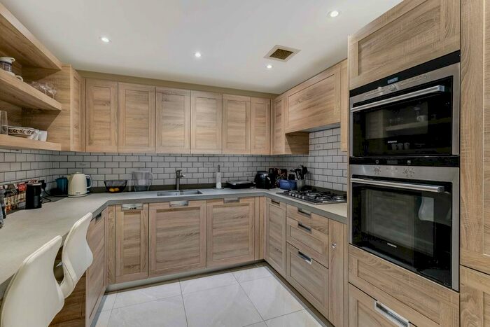 3 Bedroom Flat To Rent In Queen's Gate Terrace, London, SW7