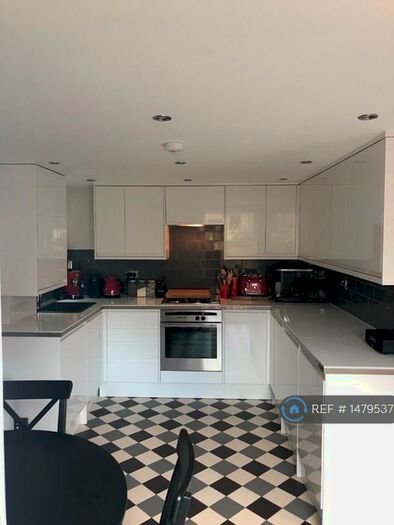 2 Bedroom Semi-Detached House To Rent In Trafalgar Close, London, SE16