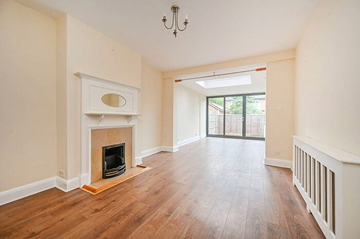 2 Bedroom Flat To Rent In Gunnersbury Lane, Gunnersbury, London, W3