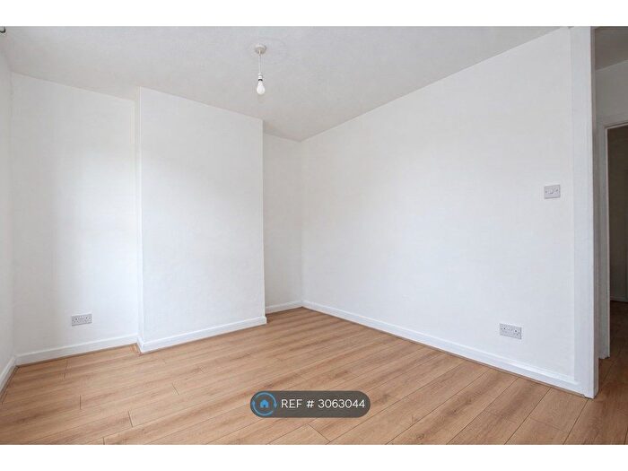 3 Bedroom Terraced House To Rent In Kings Road, Chatham, ME5