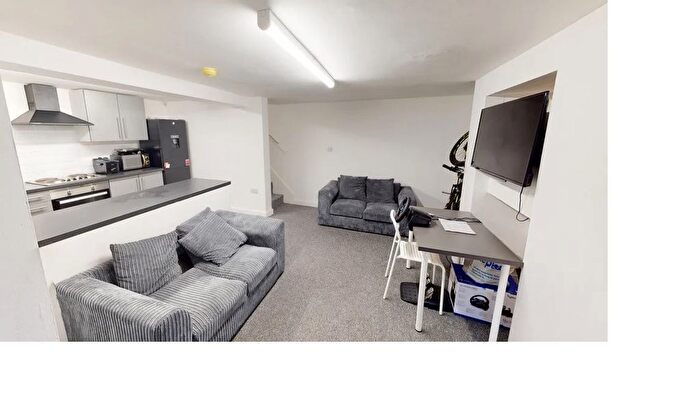 3 Bedroom Semi-Detached House To Rent In Talbot Mount, Leeds, LS4