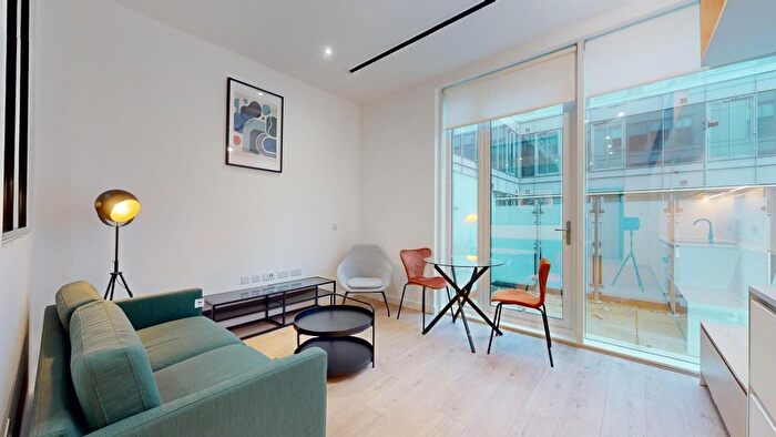 1 Bedroom Flat To Rent In Great West Road, Brentford, TW8