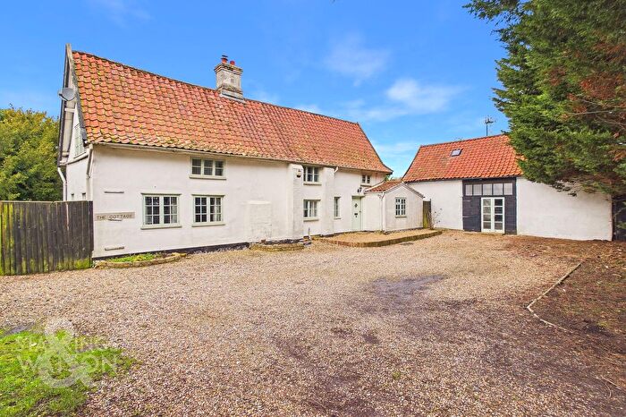 4 Bedroom Detached House For Sale In Ipswich Road, Long Stratton, Norwich, NR15